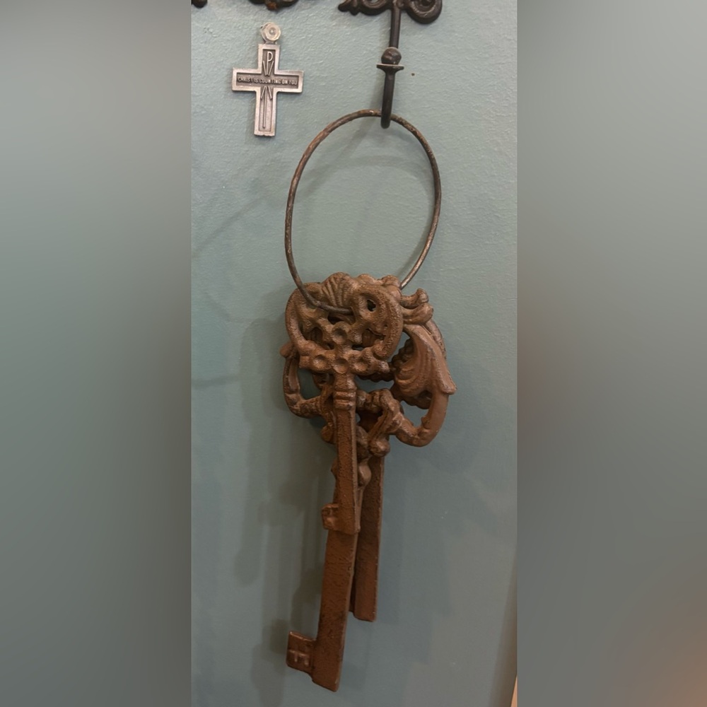 Metal Skeleton Keys Decor - Picture 9 of 9